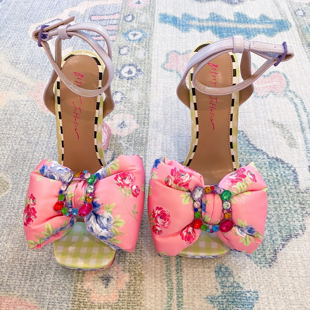 Betsey Johnson Pollie Rosa Multi Size 7 new